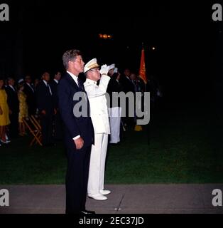 Il Presidente Kennedy vede la Marine Corpsu0027 Evening Parade, presso le Marine Barracks Washington, D.C. (8th u0026 i Streets, se), alle 21.00. Il presidente John F. Kennedy partecipa a una parata serale presso le Marine Barracks (u201c8th u0026 Iu201d) di Washington, D.C. Comandante del corpo dei Marine degli Stati Uniti, il generale David M. Shoup (salutando), si trova accanto al presidente Kennedy. Foto Stock