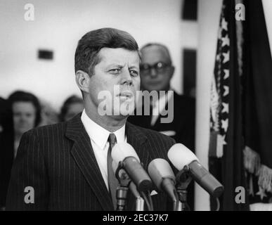 Il presidente Kennedy saluta i destinatari della Medaglia d'onore del Congresso, ricevimento militare annuale, alle 18:03. Il presidente John F. Kennedy fa osservazioni a un ricevimento militare in onore dei destinatari della medaglia d'onore del Congresso. Il Segretario della Marina, Fred Korth, si trova a destra sullo sfondo. Rose Garden, Casa Bianca, Washington, D.C. Foto Stock