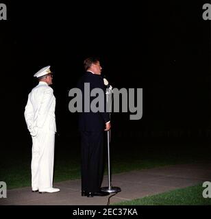 Il Presidente Kennedy vede la Marine Corpsu0027 Evening Parade, presso le Marine Barracks Washington, D.C. (8th u0026 i Streets, se), alle 21.00. Il presidente John F. Kennedy ha espresso le sue osservazioni alle Marine Barracks (u201c8th u0026 Iu201d) di Washington, D.C.; il presidente Kennedy ha partecipato a una sfilata serale presso le caserme. Il comandante del corpo dei Marine degli Stati Uniti, il generale David M. Shoup, si trova sulla sinistra. Foto Stock