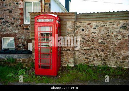 Scatola telefonica tradizionale rossa BT - Dartmoor, Devon Foto Stock