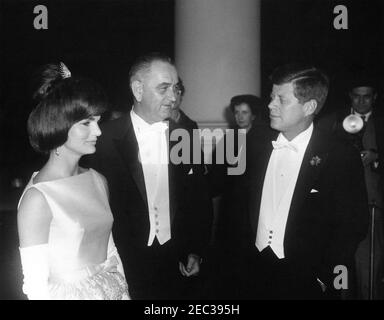 Cena in onore dello Scià dell'Iran, Mohammad Reza Shah Pahlavi, alle 20:00. Prima Signora Jacqueline Kennedy, Vicepresidente Lyndon B. Johnson e Presidente John F. Kennedy presenziano ad una cena in onore di Mohammad Reza Pahlavi, lo Shahanshah dell'Iran, e di sua moglie, l'imperatrice Farah Pahlavi. Portico Nord, Casa Bianca, Washington, D.C. Foto Stock