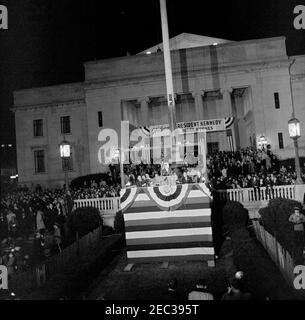 Discorso in un raduno politico a Trenton, New Jersey. Il presidente John F. Kennedy fa un discorso che avalla il candidato democratico Richard J. Hughes per il governatore del New Jersey in un raduno politico tenuto al War Memorial Building a Trenton, New Jersey. Seduto sulla piattaforma (L-R): Richard J. Hughes; David T. Wilentz, New Jersey Democratic National Committeeman; Congressman Frank Thompson, Jr.; Helen Stevenson Meyner; John Bailey, presidente del Comitato Nazionale democratico (parzialmente nascosto dal leggio); Governatore del New Jersey Robert B. Meyner; Senatore Harrison A. Williams; Casa segreta Foto Stock