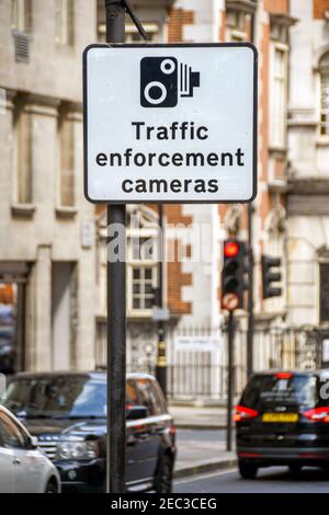 Londra, Inghilterra - Giugno 2018: Segnale stradale in una strada centrale di Londra che informa gli automobilisti che le telecamere di controllo del traffico sono in funzione nella zona Foto Stock