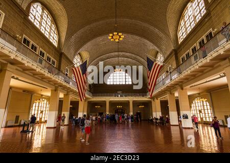 Turisti nel Museo Nazionale dell'immigrazione a Ellis Island Foto Stock