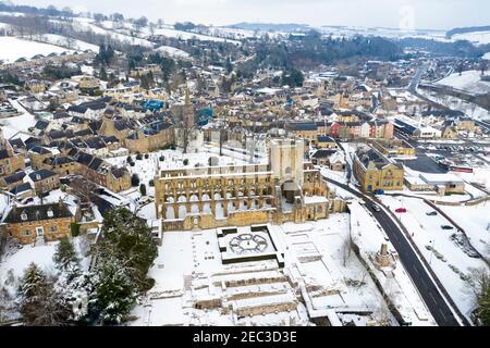 Vista aerea della storica Abbazia di Jedburgh e della città di confine di Jedburgh sotto una coperta di neve, Jedburgh Scozia, Regno Unito. Foto Stock