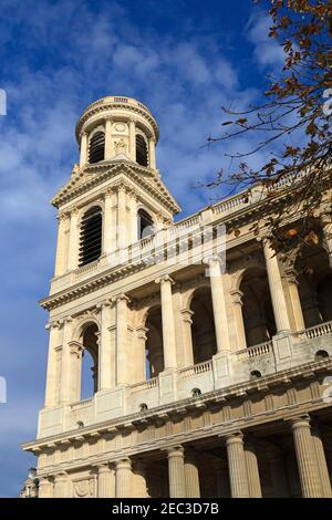 Chiesa di St Sulpice, Parigi, Francia. L'edificio è il secondo ad essere costruito sul sito, l'attuale chiesa è stata completata nel 1732. Foto Stock