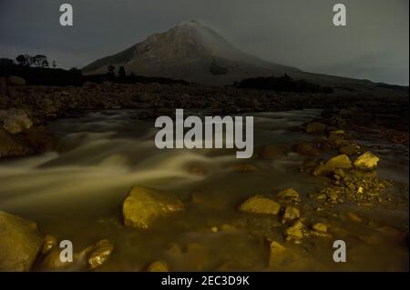 Karo, Indonesia. 13 Feb 2021. Acqua del fiume Borus che scorre tra le pietre piroclastiche della recente eruzione del vulcano Sinabung nell'ultima area del villaggio di Gamber a Karo, nella provincia di Sumatra del Nord, Indonesia il 11 febbraio 2021. Photo by Aditya Sutanta/ABACAPRESS.COM Credit: Abaca Press/Alamy Live News Foto Stock