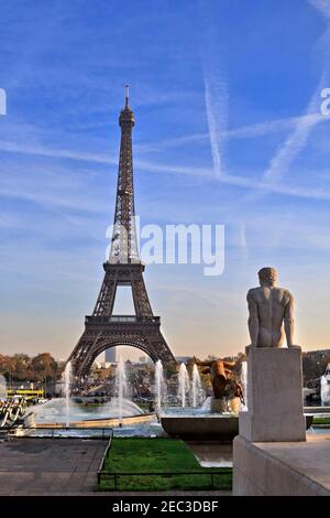 La Torre Eiffel dalla Jardins de Trocadero, Parigi, Francia. Foto Stock