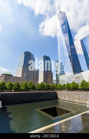 Una delle due piscine con cascata al National Settembre 11 Memorial con l'One World Trade Center in lo sfondo Foto Stock