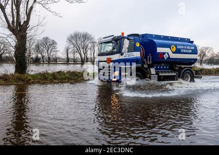 West Cork, Irlanda. 13 Feb 2021. Molte parti di West Cork si sono allagate oggi dopo una notte di pioggia torrenziale. Il fiume Ilen sulla R594 vicino a Caheragh scoppiò le sue rive durante la notte. Credit: AG News/Alamy Live News Foto Stock