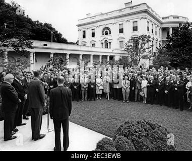 Visita dei rappresentanti dei Cutter di carne amalgamati e dei macellai del Nord America, ore 10:00. Il presidente John F. Kennedy (in carica ai microfoni) trasmette le sue osservazioni ai rappresentanti dei Cutter di carne amalgamati e dei macellai lavoratori del Nord America (AMC) nel Rose Garden della Casa Bianca, Washington, D.C.; il segretario-tesoriere internazionale dell'AMC, Patrick Emmet Gorman (indossando gli occhiali), si trova all'estrema sinistra. Foto Stock