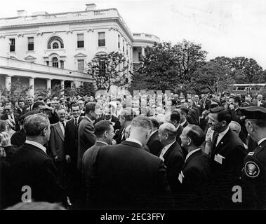 Visita dei rappresentanti dei Cutter di carne amalgamati e dei macellai del Nord America, ore 10:00. Il presidente John F. Kennedy (in folla al centro a sinistra) visite con i rappresentanti dei Cutters e dei macellai amalgamati del Nord America (AMC) nel Rose Garden della Casa Bianca, Washington, D.C. [Note: Scrittura visibile nell'angolo superiore destro dell'immagine è originale alla stampa del file.] Foto Stock