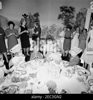 Festa di compleanno per Caroline Kennedy e John F. Kennedy, Jr. La First Lady Jacqueline Kennedy siede al tavolo con sua figlia, Caroline Kennedy, durante una festa di compleanno congiunta per Caroline e John F. Kennedy, Jr.; Avery Hatcher, figlio del Segretario della Stampa associato, Andrew T. Hatcher, siede a sinistra di Caroline. Anche nella foto: Primo segretario sociale Ladyu0027s, Letitia Baldrige; nanny ai bambini Kennedy, Maud Shaw. Presidentu2019s Dining Room (Residence), Casa Bianca, Washington, D.C. Foto Stock