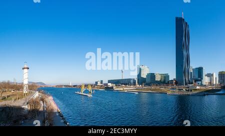 Zona della piastra del Danubio di Vienna e Isola del Danubio. Alto e moderno spazio uffici edifici architettura e immobili residenziali nel quartiere di Kagran. Foto Stock