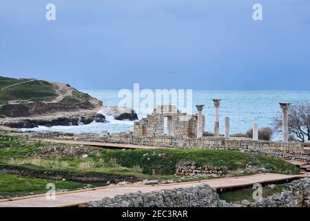 Rovine di un'antica basilica greca con colonne sulla Mare a Chersonesos Foto Stock