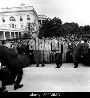 Visita dei cadetti stranieri di pattuglia aerea civile, 9:35. Il presidente John F. Kennedy visita con un gruppo di cadetti stranieri di pattuglia aerea civile. Il senatore Hubert Humphrey (Minnesota) si trova al centro destra; tutti gli altri sono non identificati. Rose Garden, Casa Bianca, Washington, D.C. Foto Stock