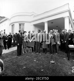 Presentazione del Presidentu2019s Distinguished Civilian Service Awards, ore 12:00. Il Presidente John F. Kennedy visita con i vincitori del premio alla cerimonia di presentazione del Premio del Presidente 2019 per il Servizio civile federale. Da sinistra a destra (in primo piano): Ambasciatore della carriera, Llewellyn E. Thompson; Virginia Lyon (che accetta il premio per conto del marito, Dr. Waldo K. Lyon, responsabile della sezione di ricerca sottomarina e artica del U.S. Navy Electronics Laboratory); Responsabile medico per la Food and Drug Administration (FDA), Dr. Frances Oldham Kelsey; capo del Dipartimento di Foto Stock