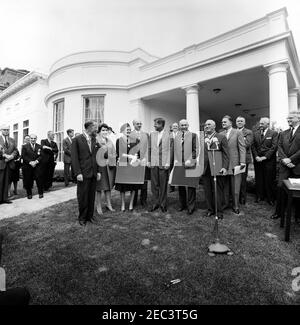 Presentazione del Presidentu2019s Distinguished Civilian Service Awards, ore 12:00. Il Presidente John F. Kennedy visita con i vincitori del premio alla cerimonia di presentazione del Premio del Presidente 2019 per il Servizio civile federale. Da sinistra a destra (in primo piano): Ambasciatore della carriera, Llewellyn E. Thompson; Virginia Lyon (che accetta il premio per conto del marito, Dr. Waldo K. Lyon, responsabile della sezione di ricerca sottomarina e artica del U.S. Navy Electronics Laboratory); Responsabile medico per la Food and Drug Administration (FDA), Dr. Frances Oldham Kelsey; capo del Dipartimento di Foto Stock