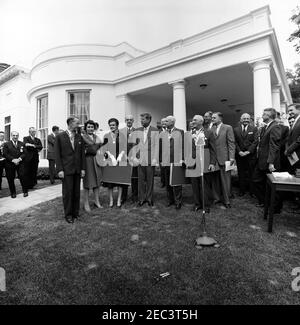 Presentazione del Presidentu2019s Distinguished Civilian Service Awards, ore 12:00. Il presidente John F. Kennedy si presenta con i vincitori del premio alla cerimonia di presentazione del Premio Presidentu2019 per il Servizio civile Federale distinto. Da sinistra a destra (in primo piano): Ambasciatore della carriera, Llewellyn E. Thompson; Virginia Lyon (che accetta il premio per conto del marito, Dr. Waldo K. Lyon, responsabile della sezione di ricerca sottomarina e artica del U.S. Navy Electronics Laboratory); Responsabile medico per la Food and Drug Administration (FDA), Dr. Frances Oldham Kelsey; capo del Dipartimento di Foto Stock