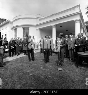 Presentazione del Presidentu2019s Distinguished Civilian Service Awards, ore 12:00. Cerimonia di presentazione del Premio Presidentu2019s per il distinto Servizio civile federale. Il Presidente John F. Kennedy (ai microfoni) rilascia le sue osservazioni prima di presentare il premio all'Ambasciatore di carriera Llewellyn E. Thompson (centro); il Segretario di Stato, Dean Rusk, è a sinistra dell'Ambasciatore Thompson. In piedi sullo sfondo (L-R): Fotografo del New York Times, George Tames (parzialmente nascosto sul bordo lontano della cornice); vincitore del premio e responsabile medico per la Food and Drug Administration (FDA), Dr. Frances Old Foto Stock