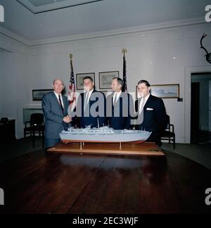 Presentazione di un modello di barca PT per il presidente Kennedy. Assistente speciale al Presidente Dave Powers visite con tre rappresentanti non identificati del Washington International Boat and Sport Show nella Fish Room della Casa Bianca, Washington, D.C. seduto sul tavolo è un modello di PT Boat 109 che hanno presentato al Presidente John F. Kennedy. [Vedi anche MO 63.1212, u201cModello di PT 109.u201d] Foto Stock