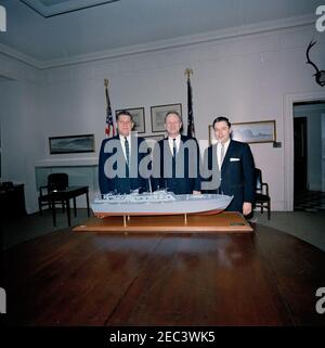 Presentazione di un modello di barca PT per il presidente Kennedy. Tre rappresentanti non identificati del Washington International Boat and Sport Show stanno dietro un modello di PT Boat 109 che hanno presentato al presidente John F. Kennedy. Fish Room, White House, Washington, D.C. [vedere anche MO 63.1212, u201cModello di PT 109.u201d] Foto Stock