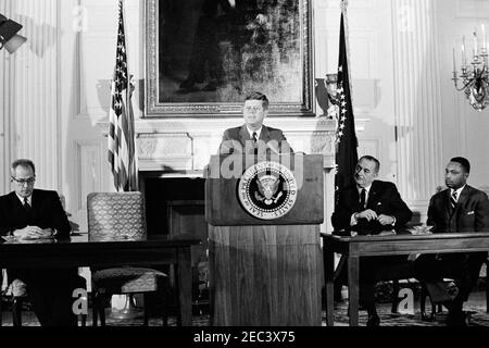 Cerimonia di firma, piani per il progresso - il Comitato per le pari opportunità di lavoro del Presidente 0027s, 16:40. Il presidente John F. Kennedy ha espresso le sue osservazioni in occasione della cerimonia di firma dei piani per il progresso; i funzionari di venti società hanno firmato accordi per l’occupazione alle pari opportunità come parte del programma. Da sinistra a destra: Segretario del lavoro, W. Willard Wirtz; Presidente Kennedy; Vice Presidente Lyndon B. Johnson; Vice Presidente Esecutivo del Comitato per le pari opportunità di lavoro del Presidente 0027s (PCEEO), Hobart Taylor, Jr. State Dining Room, Casa Bianca, Washington, D.C. Foto Stock