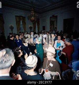 Accoglienza First Lady Jacqueline Kennedyu0027s (JBK) per l'American National Theatre u0026 Academy. First Lady Jacqueline Kennedy (centro a sinistra) visita con i membri dell'American National Theatre and Academy (ANTA) durante un ricevimento in loro onore. Camera Est, Casa Bianca, Washington, D.C. Foto Stock