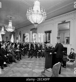 Incontro con uomini d'affari per discutere i diritti civili, 17:22. Il Vice Presidente Lyndon B. Johnson (a lectern, con ritorno alla telecamera) parla con un gruppo di dirigenti d'impresa con sedi nelle città del sud, in una riunione sui diritti civili condotta dal Presidente John F. Kennedy (seduto a destra), dal Vice Presidente Johnson e dal Procuratore Generale Robert F. Kennedy (non raffigurato). Le foto includono: Milton L. Elsberg, presidente della Drug Fair Inc.; Carling L. Dinkler, Jr., presidente di Dinkler Hotel Corporation; Lucien E. Oliver, vicepresidente di Sears, Roebuck u0026 Company; Louis C. Lustenberger, Foto Stock