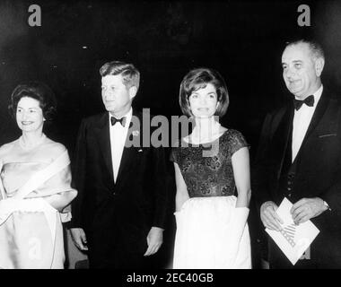 Secondo saluto inaugurale alla cena del Presidente, 19:30. Gli ospiti d'onore partecipano al secondo saluto inaugurale al Presidente, in commemorazione del secondo anniversario dell'inaugurazione del Presidente John F. Kennedyu0027s. (L-R) Lady Bird Johnson; il presidente Kennedy; First Lady Jacqueline Kennedy; e il vice presidente Lyndon B. Johnson. National Guard Armory, Washington, D.C. Foto Stock