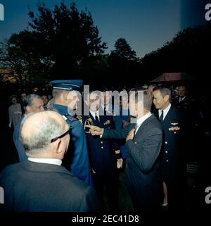 Il presidente Kennedy saluta i destinatari della Medaglia d'onore del Congresso, ricevimento militare annuale, alle 18:03. Il presidente John F. Kennedy (destra) visita con i destinatari della medaglia d'onore del Congresso, ad un ricevimento militare in loro onore. Anche nella foto: Militare Aide al presidente, generale Chester V. Clifton (centro); Naval Aide al presidente, Capitano Tazewell Shepard (dietro e a destra del presidente Kennedy). South Lawn, Casa Bianca, Washington, D.C. Foto Stock