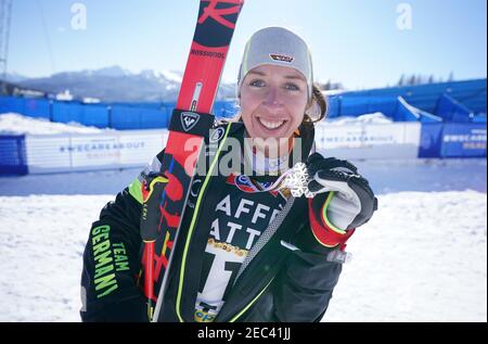 Cortina, Italia. 13 febbraio 2021. d'Ampezzo: Sci alpino, Campionati del mondo, Downhill, Donne: Kira Weidle della Germania con la medaglia d'argento. Foto: Michael Kappeler/dpa Credit: dpa Picture Alliance/Alamy Live News Foto Stock