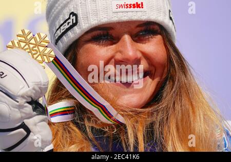 Cortina, Italia. 13 febbraio 2021. d'Ampezzo: Sci alpino, Campionati del mondo, Downhill, Donne: Corinne Suter della Svizzera con la medaglia d'oro. Foto: Michael Kappeler/dpa Credit: dpa Picture Alliance/Alamy Live News Foto Stock