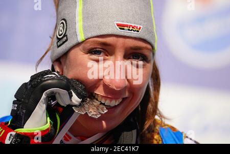 Cortina, Italia. 13 febbraio 2021. d'Ampezzo: Sci alpino, Campionati del mondo, Downhill, Donne: Kira Weidle della Germania con la medaglia d'argento. Foto: Michael Kappeler/dpa Credit: dpa Picture Alliance/Alamy Live News Foto Stock