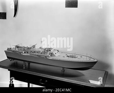 Modello di imbarcazione PT 109. Un modello di PT Boat 109, presentato al presidente John F. Kennedy dai rappresentanti del Washington International Boat and Sport Show, è esposto nella Fish Room, White House, Washington, D.C. [vedi anche MO 63.1212, u201cModello di PT 109.u201d] Foto Stock