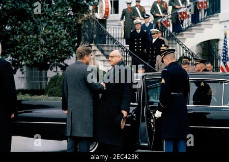 Cerimonia di arrivo per Jorge Alessandri Rodru00edguez, Presidente del Cile, 11:15. Il presidente John F. Kennedy (ritorno alla telecamera) stringe le mani con il presidente del Cile, Jorge Alessandri Rodru00edguez, dopo l'arrivo del presidente Alessandri Rodru00edguezu0027s alla Casa Bianca. Anche nella foto: White House Secret Service Agent, Gerald A. u201cJerryu201d Behn e Roy Kellerman. Portico Sud, Casa Bianca, Washington, D.C. Foto Stock