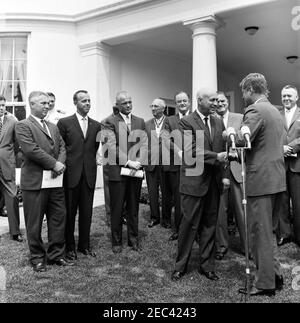Presentazione del Presidentu2019s Distinguished Civilian Service Awards, ore 12:00. Cerimonia di presentazione del Premio Presidentu2019s per il distinto Servizio civile federale. Il presidente John F. Kennedy (ai microfoni) scuote le mani con il direttore del presidiato Spacecraft Center, il Dott. Robert Gilruth, presentandolo con il premio. Guardando sopra (L-R): Segretario dell'esercito, Cyrus R. Vance (parzialmente nascosto sul bordo della cornice); Direttore delle operazioni per il progetto Mercury, Dr. Walter C. Williams; Aide navale al presidente, Capitano Tazewell T. Shepard, Jr. (In dietro); comandante degli astronauti Alan Foto Stock
