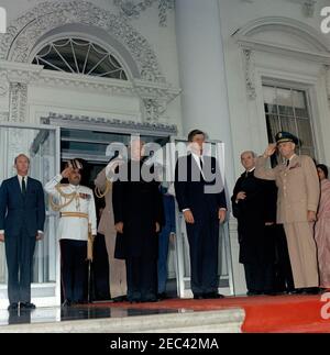 Cerimonia di arrivo del Dr. Sarvepalli Radhakrishnan, Presidente dell'India, 11:40. Il presidente John F. Kennedy partecipa alle cerimonie di arrivo per il presidente dell'India, il Dott. Sarvepalli Radhakrishnan. Da sinistra a destra: Capo DEL protocollo AMERICANO, Angier Biddle Duke; aiuto militare indiano non identificato; Aide militare al presidente Kennedy, il generale Chester V. Clifton (in dietro, per lo più nascosto); il presidente Radhakrishnan; l'Aide dell'aeronautica al presidente Kennedy, il generale del brigadiere Godfrey T. McHugh (in dietro, per lo più nascosto); il presidente Kennedy; Segretario di Stato, Dean Rusk; Generale Maxwell D. Taylor; Ministro degli Affari Esteri del Foto Stock