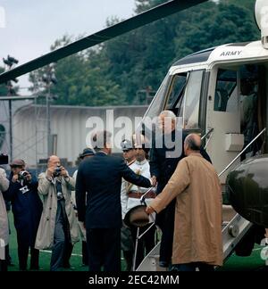 Cerimonia di arrivo del Dr. Sarvepalli Radhakrishnan, Presidente dell'India, 11:40. Il presidente John F. Kennedy stringe le mani con il presidente dell'India, il dottor Sarvepalli Radhakrishnan, mentre esce da un elicottero dell'esercito degli Stati Uniti, al suo arrivo alla Casa Bianca. ANGIER Biddle Duke, capo del protocollo STATUNITENSE, si trova all'estrema destra (dietro la fotocamera); George Tames, fotografo del New York Times, si erge secondo da sinistra. Altri non sono identificati. South Lawn, Casa Bianca, Washington, D.C. Foto Stock