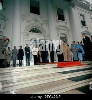 Cerimonia di arrivo del Dr. Sarvepalli Radhakrishnan, Presidente dell'India, 11:40. Il presidente John F. Kennedy partecipa alle cerimonie di arrivo per il presidente dell'India, il Dott. Sarvepalli Radhakrishnan. Da sinistra a destra: Quattro uomini non identificati; capo del protocollo statunitense, Angier Biddle Duke (a mani piegate); aiuto militare indiano non identificato; Aide militare al presidente Kennedy, il generale Chester V. Clifton (a dorso, per lo più nascosto); presidente Radhakrishnan; Air Force Aide al presidente Kennedy, Brigadier General Godfrey T. McHugh (a dorso, per lo più nascosto); Presidente Kennedy; Segretario di Stato americano, Dean Rusk; Generale Maxwell D Foto Stock