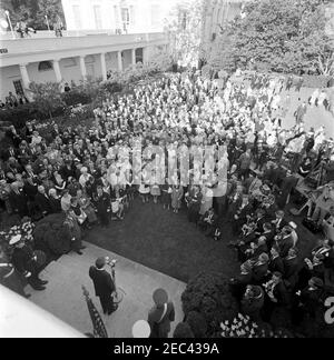 Il presidente Kennedy saluta i destinatari della Medaglia d'onore del Congresso, ricevimento militare annuale, alle 18:03. Il presidente John F. Kennedy (in basso a sinistra) fa un commento a un ricevimento militare in onore dei destinatari della medaglia d'onore del Congresso. Anche nella foto: Fotografo del National Park Service (NPS), Abbie Rowe; agente del Servizio segreto della Casa Bianca, Win Lawson. Rose Garden, Casa Bianca, Washington, D.C. Foto Stock