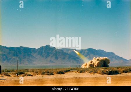 Viaggio negli Stati occidentali: White Sands Missile Range, New Mexico. Vista del lancio di un missile durante le dimostrazioni alla White Sands Missile Range a White Sands, New Mexico, alla presenza del presidente John F. Kennedy. Foto Stock