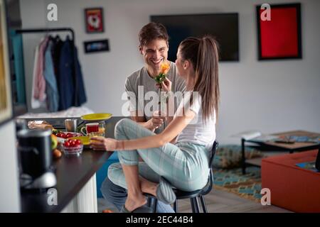 Una coppia deliziosa che ha fatto colazione romantica insieme a casa Foto Stock