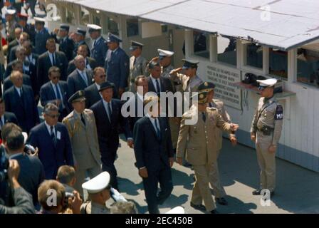 Viaggio in Europa: Germania, Berlino Ovest: Presidente Kennedy al Checkpoint Charlie, 12:05. Il presidente John F. Kennedy (centro) visita Checkpoint Charlie lungo il Muro di Berlino a Berlino Ovest, Germania Ovest (Repubblica federale). Anche nella foto: Cancelliere della Germania occidentale, Konrad Adenauer; Sindaco di Berlino Ovest, Willy Brandt; comandante Generale della Brigata di Berlino, Generale maggiore Federico O. Hartel; Capo del protocollo degli Stati Uniti, Duca Angier Biddle; Aide militare al Presidente Kennedy, Generale Chester V. Clifton; Direttore di radio nel settore americano (RIAS) a Berlino e traduttore per il presidente Robert Foto Stock