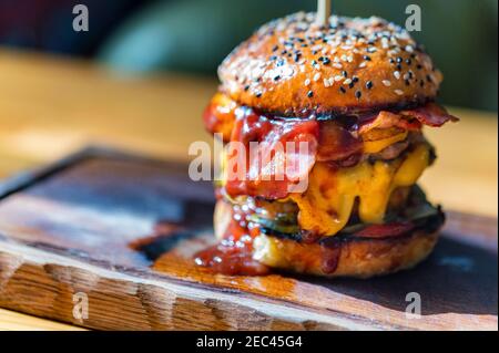 Cucinato al momento delizioso burger con carne macinata servita nel ristorante. Il fast food concept. Messa a fuoco selettiva Foto Stock