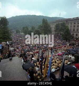 Viaggio a West Virginia: Indirizzo alla celebrazione del Centennial della West Virginia, state Capitol Building, Charleston, 11:30. Vista degli spettatori riuniti sotto la pioggia di fronte al Campidoglio di Stato a Charleston, West Virginia, per una celebrazione commemorativa del centenario della stateu0027, alla quale ha partecipato il presidente John F. Kennedy. [Fotografia di Harold Sellers] Foto Stock