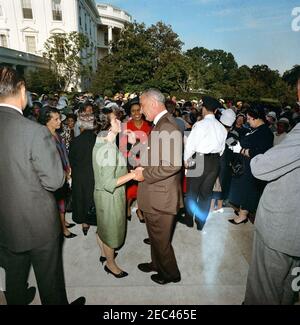 Incontro con i rappresentanti delle organizzazioni womenu0027s per discutere i diritti civili, 16:15. Il Vice Presidente Lyndon B. Johnson visita con ufficiali e rappresentanti delle organizzazioni womenu2019, a seguito di un incontro con il Presidente John F. Kennedy sui diritti civili. Rose Garden, Casa Bianca, Washington, D.C. Foto Stock