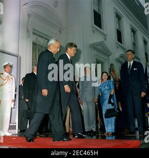 Cerimonia di arrivo del Dr. Sarvepalli Radhakrishnan, Presidente dell'India, 11:40. Il presidente John F. Kennedy e il presidente dell'India, il Dott. Sarvepalli Radhakrishnan, partono dalla Casa Bianca per Blair House, dopo le cerimonie di arrivo per il presidente Radhakrishnan. Da sinistra a destra: Naval Aide al Presidente Kennedy, Capitano Tazewell Shepard; Presidente Radhakrishnan; Presidente Kennedy; Direttore della Divisione storica del Ministero degli Affari Esteri dell'India, Dr. Sarvepalli Gopal (in ombra); Ambasciatore Indiano negli Stati Uniti, B. K. Nehru, e sua moglie, Shobha u201cForiu201d Nehru; Ambasciata US Foto Stock