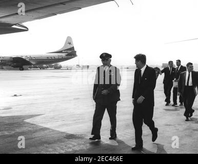 Viaggio nella Virginia Occidentale: Partenza da Washington, 9:50. Il presidente John F. Kennedy si prepara a salire a bordo dell'Air Force One per il suo volo a Charleston, West Virginia. Da sinistra a destra: Ufficiale dell'esercito americano non identificato; presidente Kennedy; agenti di servizio segreto della Casa Bianca, Ron Pontius e Roy Kellerman; segretario alla stampa Pierre Salinger. Terminal dei servizi di trasporto aereo militare (MATS), base dell'aeronautica di Andrews, Maryland. Foto Stock