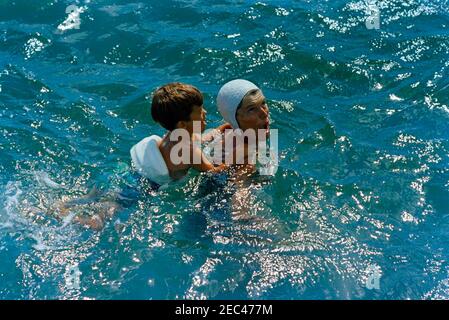 Weekend del Labor Day al porto di Hyannis: La famiglia Kennedy e gli amici navigano a bordo del Honey Fitz, alle 11:47. Eunice Kennedy Shriver nuota con suo figlio, Timothy Shriver, durante il fine settimana del Labor Day a Hyannis Port, Massachusetts. Foto Stock